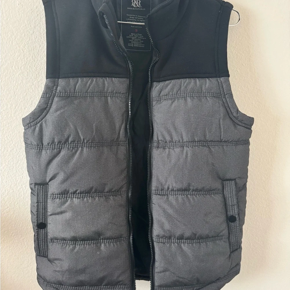 NWT Rock & Republic Black and Gray Men's Puffer Vest